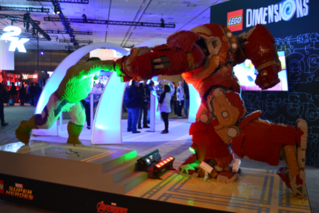 PSX Iron Man vs Hulk Lego statue