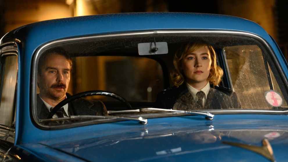 Sam Rockwell and Saoirse Ronan in the film SEE HOW THEY RUN. Photo by Parisa Taghizadeh. Courtesy of Searchlight Pictures. © 2022 20th Century Studios All Rights Reserved