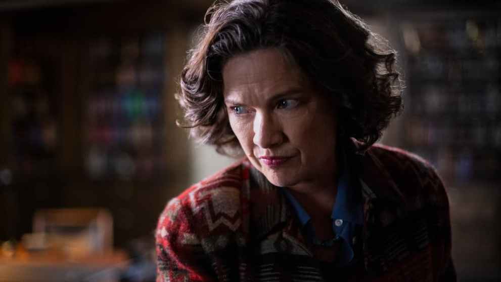 The Midnight Club. Heather Langenkamp as Dr. Georgia Stanton in episode 102 of The Midnight Club. Cr. Eike Schroter/Netflix © 2022