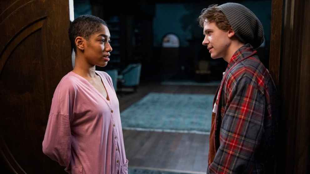 The Midnight Club. (L to R) Iman Benson as Ilonka, Igby Rigney as Kevin in episode 101 of The Midnight Club. Cr. Eike Schroter/Netflix © 2022