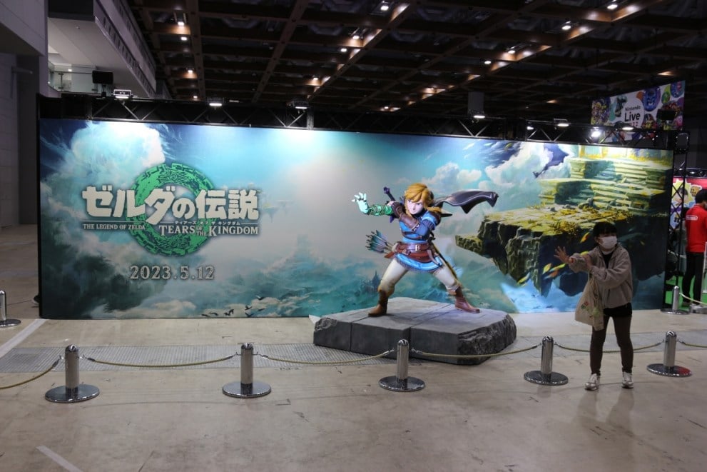 link tears of the kingdom statue nintendo live convention hall