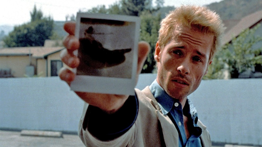 Guy Pearce as Leonard in Memento.