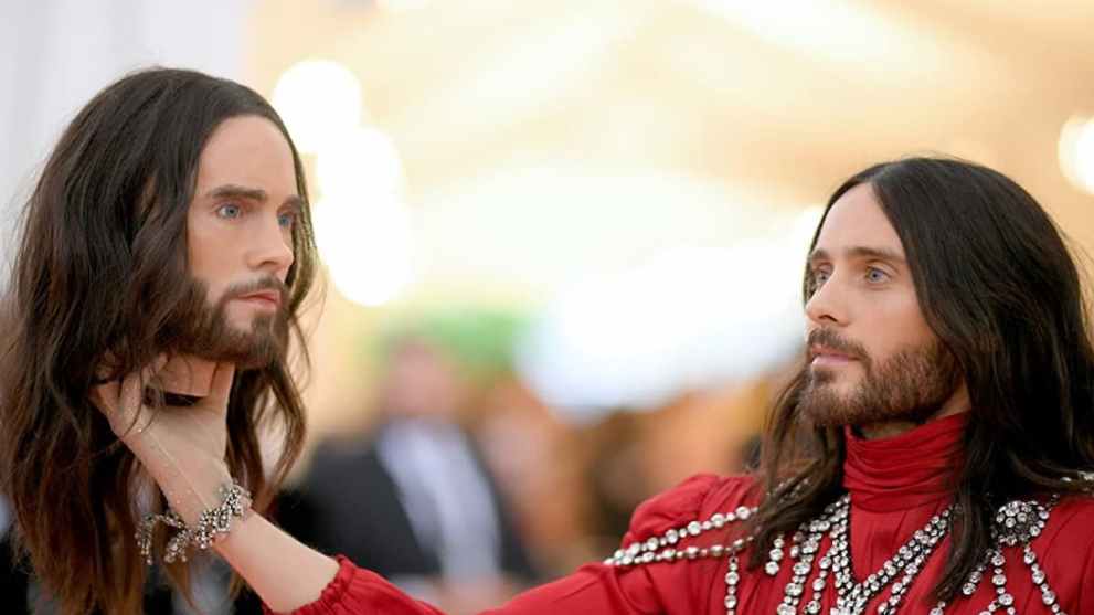 jared leto holding a fake jared leto head